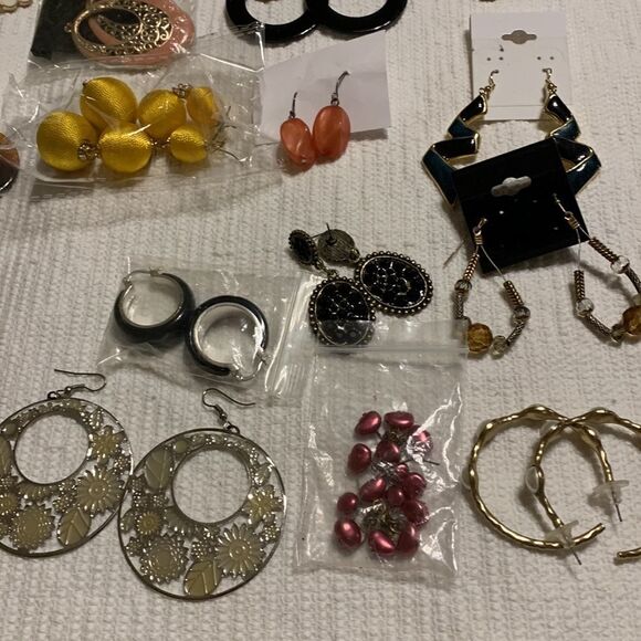 Bundle of 31 pair earrings plus one necklace.  Some are new and some are not - Picture 6 of 10